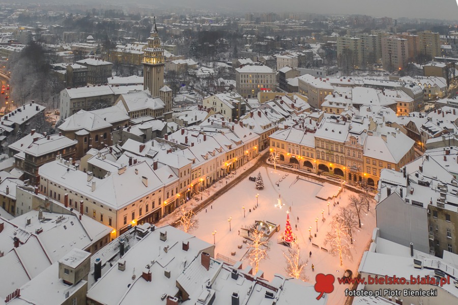 Klimatyczne Bielsko-Biała na biało. Magia, gdy zaświecą uliczne latarnie ZDJĘCIA