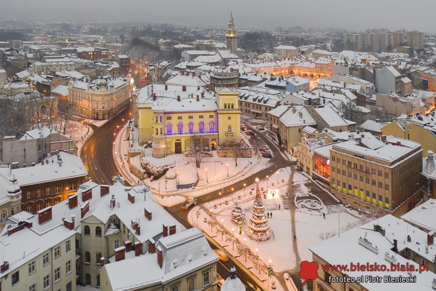 Klimatyczne Bielsko-Biała na biało. Magia, gdy zaświecą uliczne latarnie ZDJĘCIA