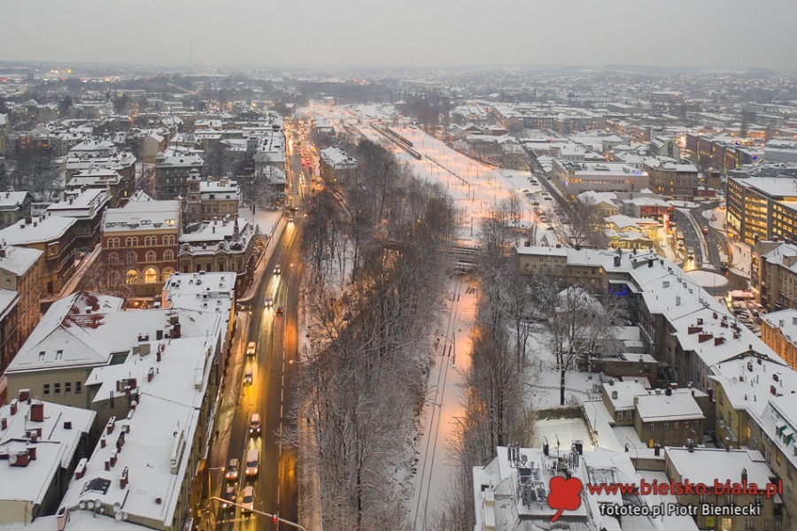 Klimatyczne Bielsko-Biała na biało. Magia, gdy zaświecą uliczne latarnie ZDJĘCIA