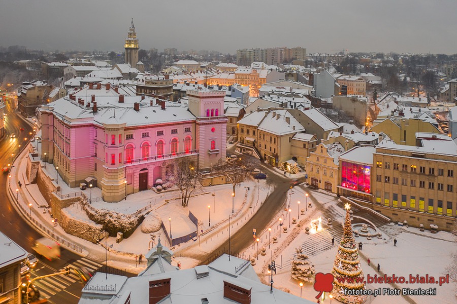 Klimatyczne Bielsko-Biała na biało. Magia, gdy zaświecą uliczne latarnie ZDJĘCIA