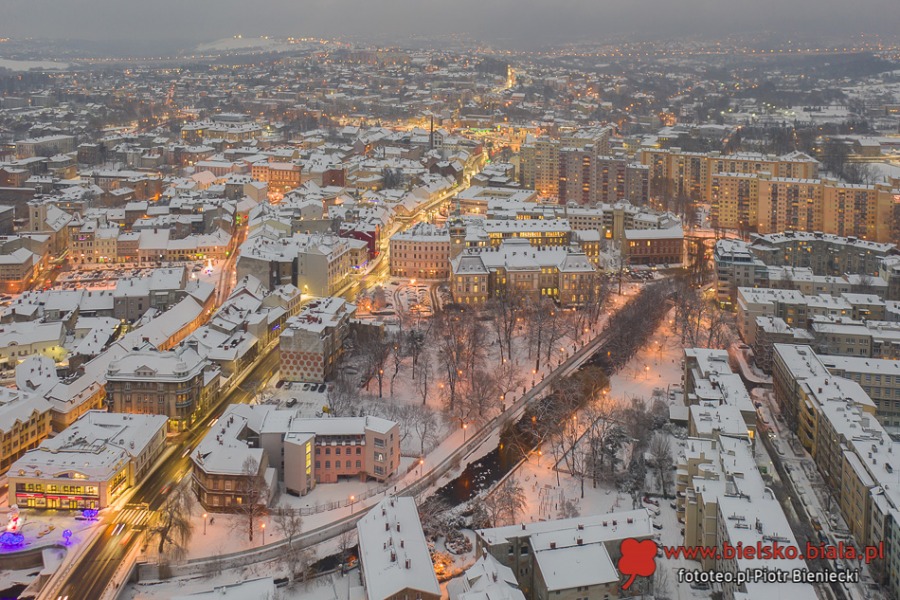 Klimatyczne Bielsko-Biała na biało. Magia, gdy zaświecą uliczne latarnie ZDJĘCIA