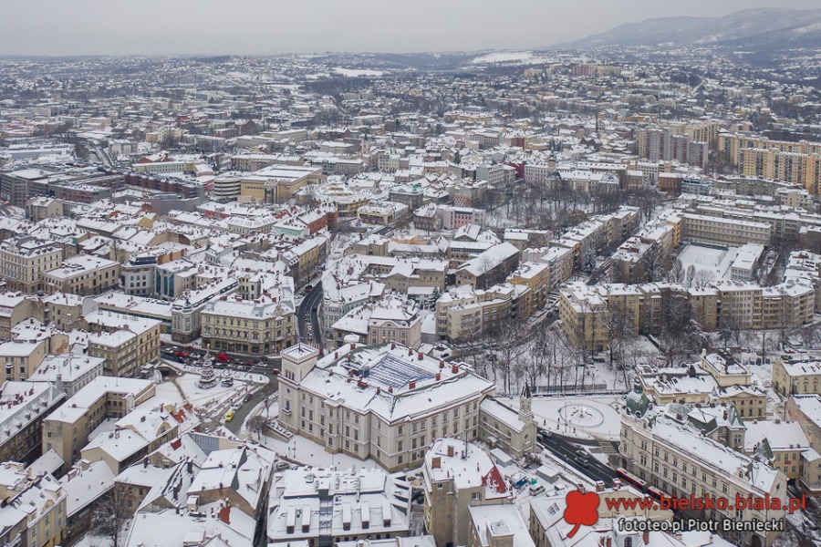 Klimatyczne Bielsko-Biała na biało. Magia, gdy zaświecą uliczne latarnie ZDJĘCIA