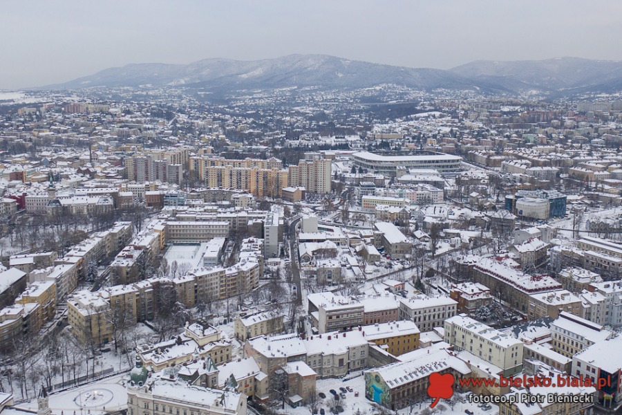 Klimatyczne Bielsko-Biała na biało. Magia, gdy zaświecą uliczne latarnie ZDJĘCIA