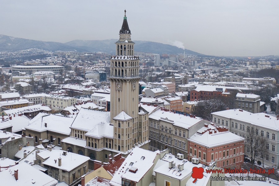 Klimatyczne Bielsko-Biała na biało. Magia, gdy zaświecą uliczne latarnie ZDJĘCIA