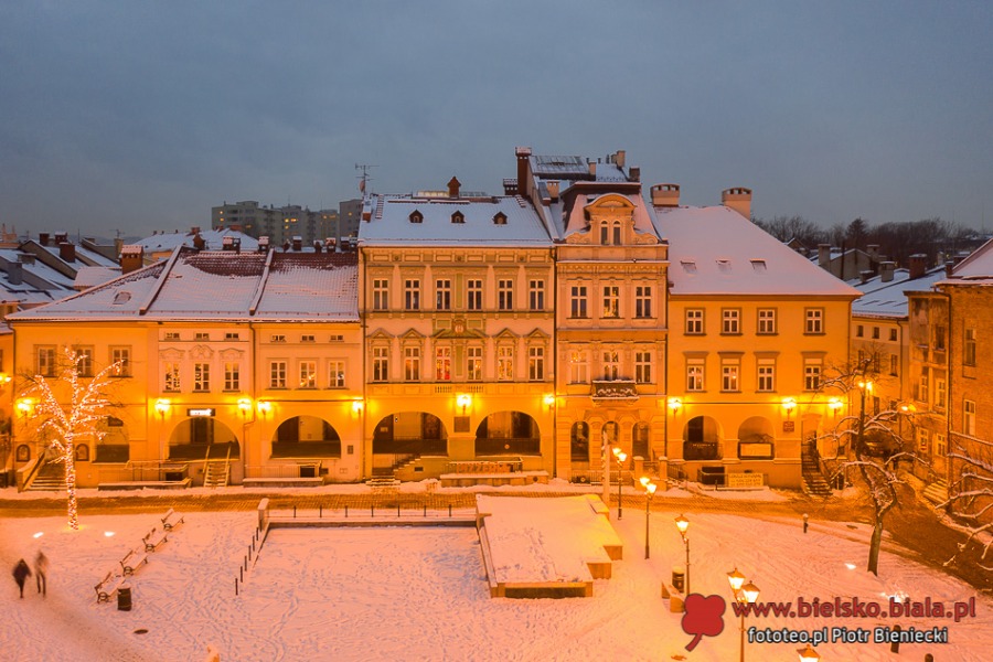 Klimatyczne Bielsko-Biała na biało. Magia, gdy zaświecą uliczne latarnie ZDJĘCIA