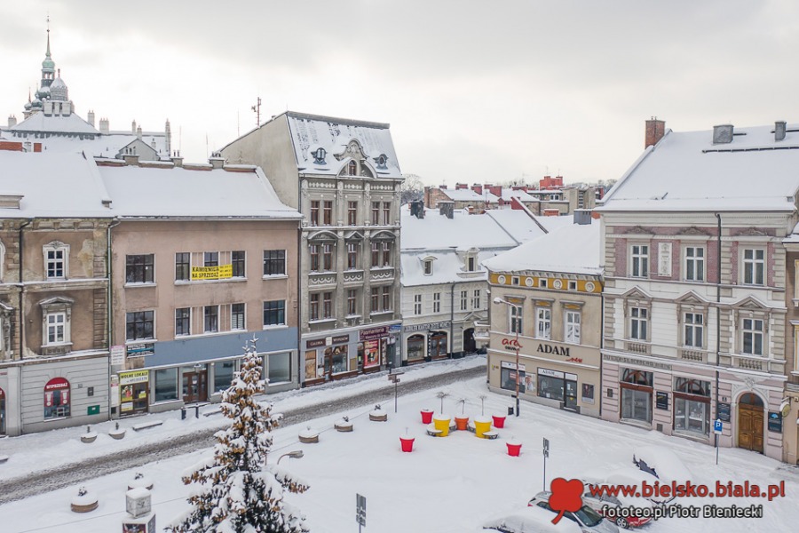 Klimatyczne Bielsko-Biała na biało. Magia, gdy zaświecą uliczne latarnie ZDJĘCIA