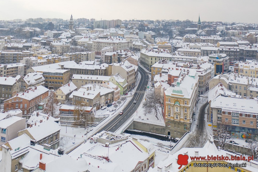Klimatyczne Bielsko-Biała na biało. Magia, gdy zaświecą uliczne latarnie ZDJĘCIA