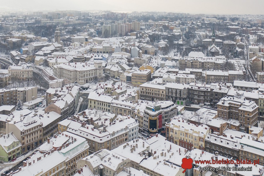Klimatyczne Bielsko-Biała na biało. Magia, gdy zaświecą uliczne latarnie ZDJĘCIA