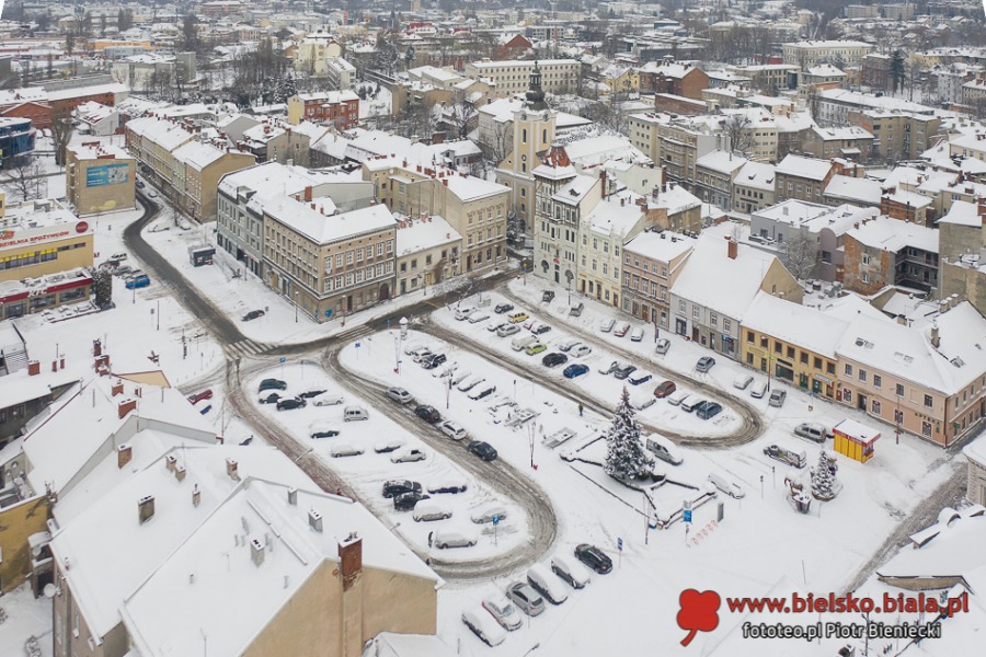 Klimatyczne Bielsko-Biała na biało. Magia, gdy zaświecą uliczne latarnie ZDJĘCIA