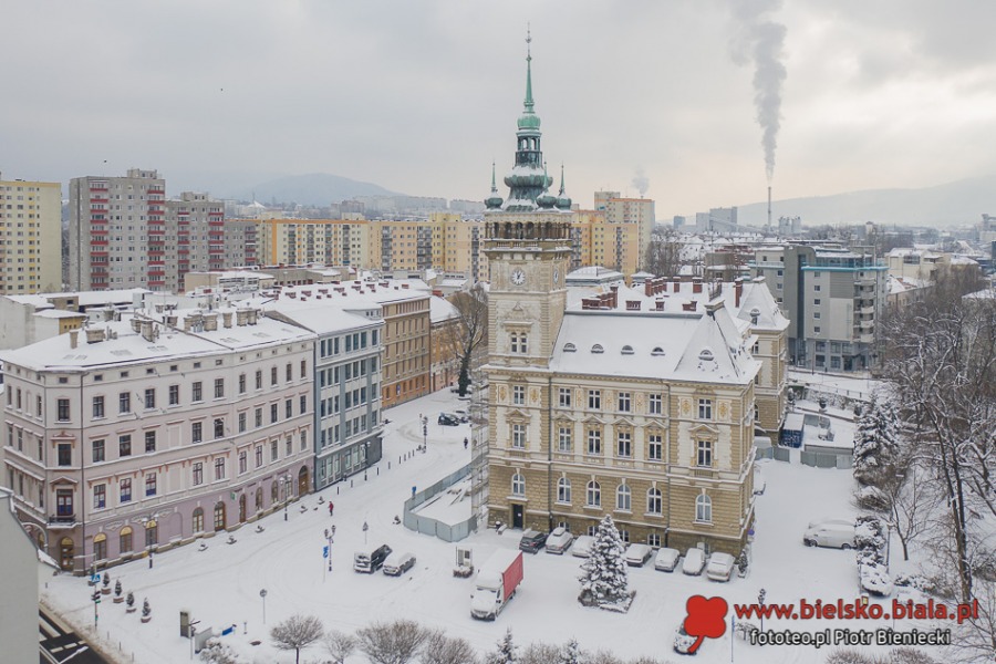 Klimatyczne Bielsko-Biała na biało. Magia, gdy zaświecą uliczne latarnie ZDJĘCIA