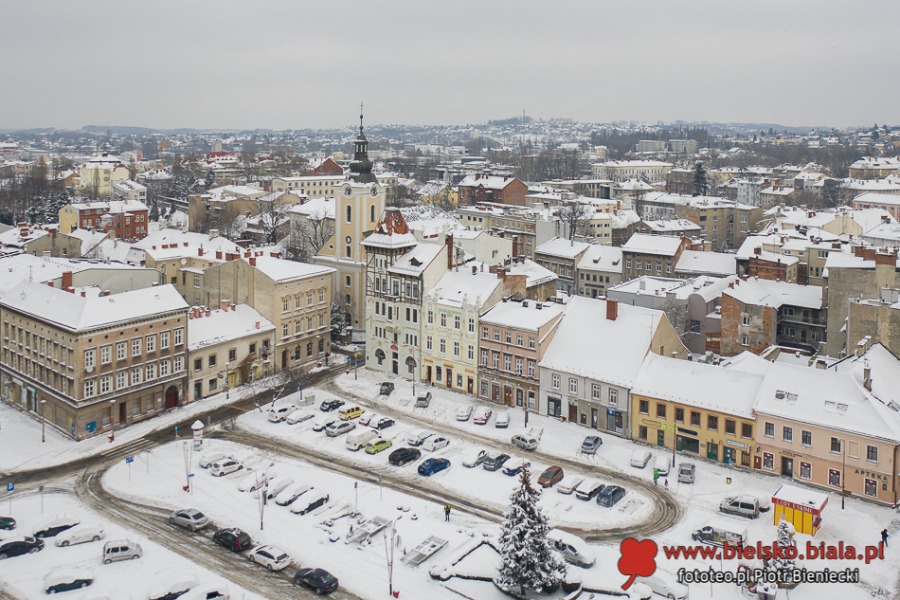 Klimatyczne Bielsko-Biała na biało. Magia, gdy zaświecą uliczne latarnie ZDJĘCIA