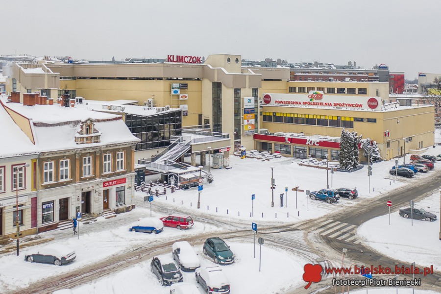 Klimatyczne Bielsko-Biała na biało. Magia, gdy zaświecą uliczne latarnie ZDJĘCIA