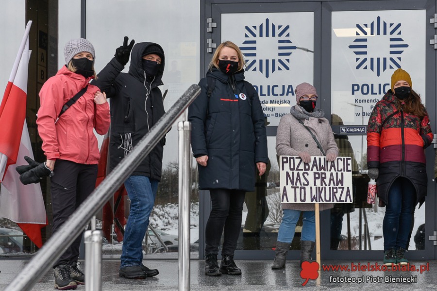 Przesłuchania uczestniczek Strajku Kobiet. Pikieta przed komendą policji - foto