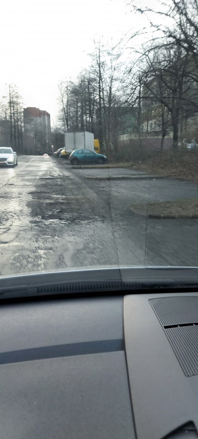 "Postępuje całkowita dewastacja nawierzchni". Kruszywo pryska spod kół - foto