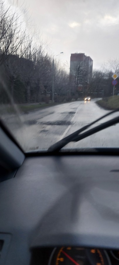 "Postępuje całkowita dewastacja nawierzchni". Kruszywo pryska spod kół - foto