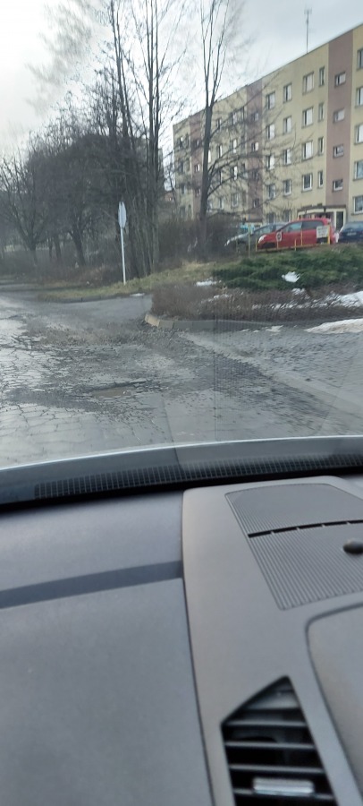 "Postępuje całkowita dewastacja nawierzchni". Kruszywo pryska spod kół - foto