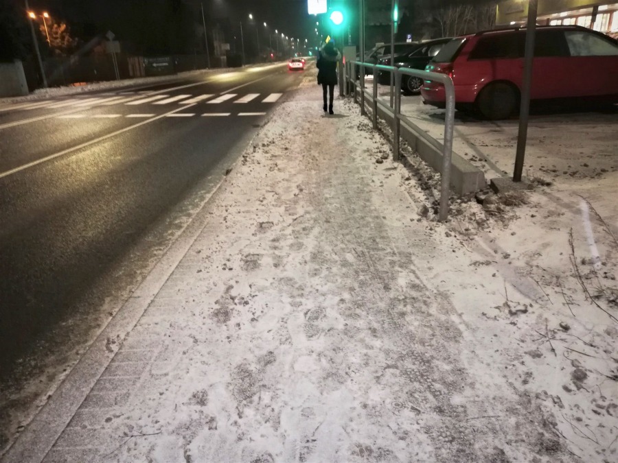 Chodnik widmo przy Żywieckiej. Nikt nie dba o bezpieczeństwo pieszych