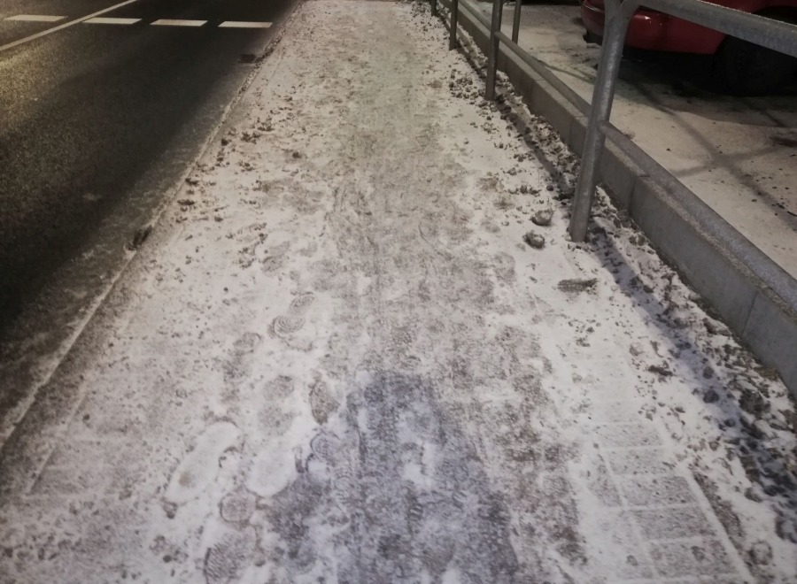 Chodnik widmo przy Żywieckiej. Nikt nie dba o bezpieczeństwo pieszych