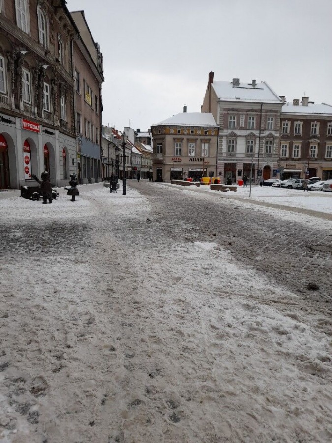 Miasto jak wielka piaskownica. Solna breja zamienia się w słone kałuże ZDJĘCIA