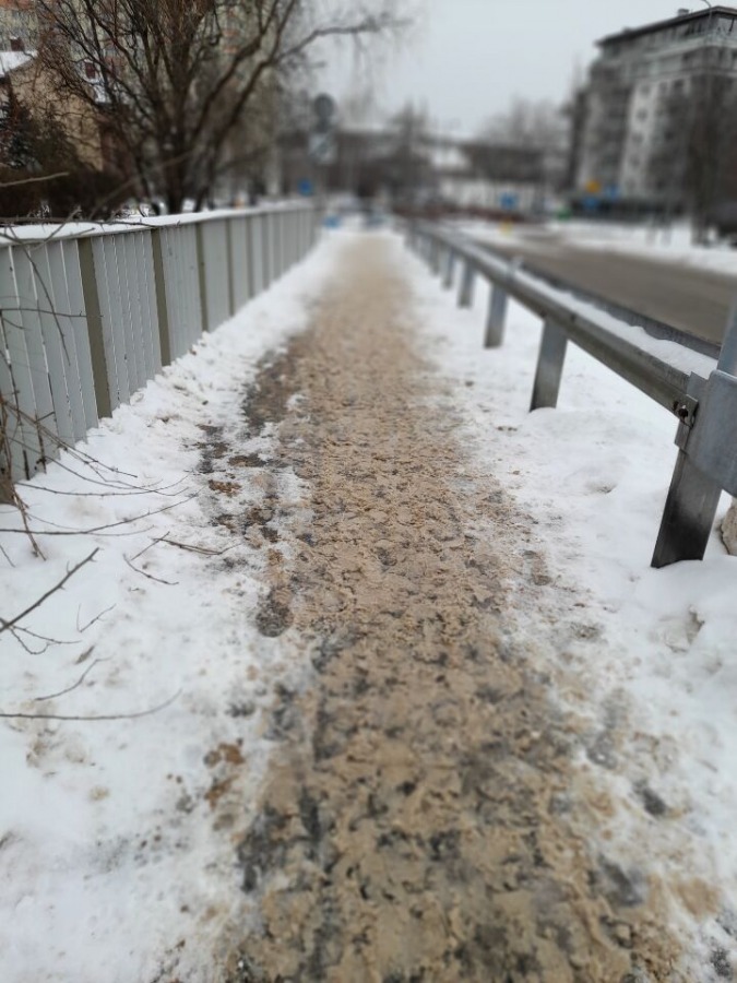 Miasto jak wielka piaskownica. Solna breja zamienia się w słone kałuże ZDJĘCIA