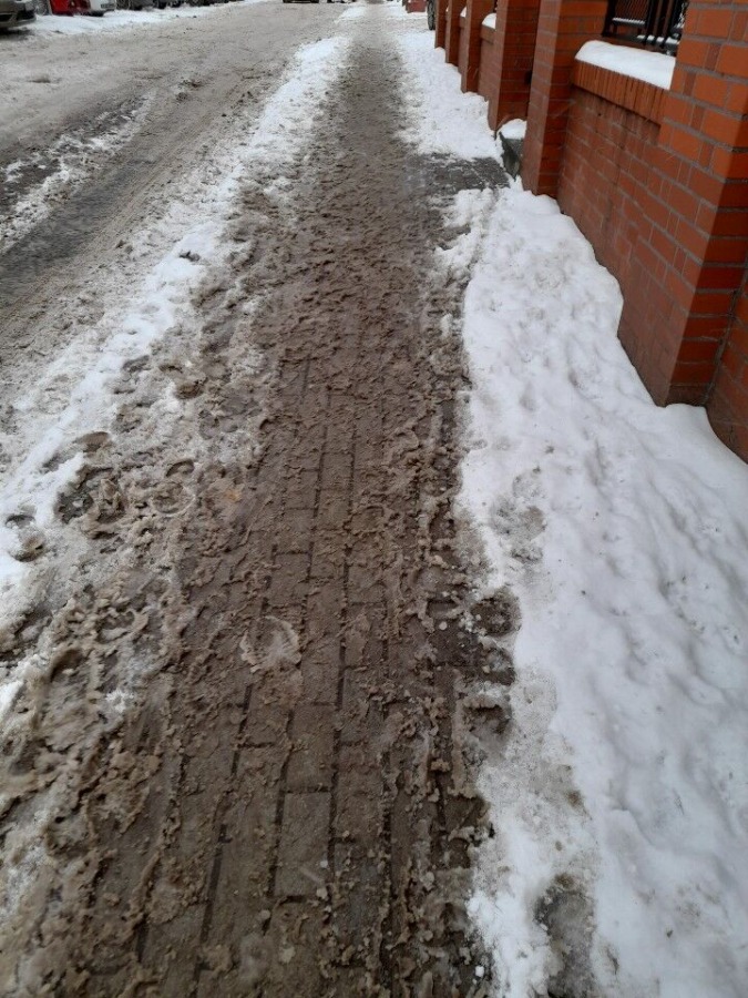 Miasto jak wielka piaskownica. Solna breja zamienia się w słone kałuże ZDJĘCIA