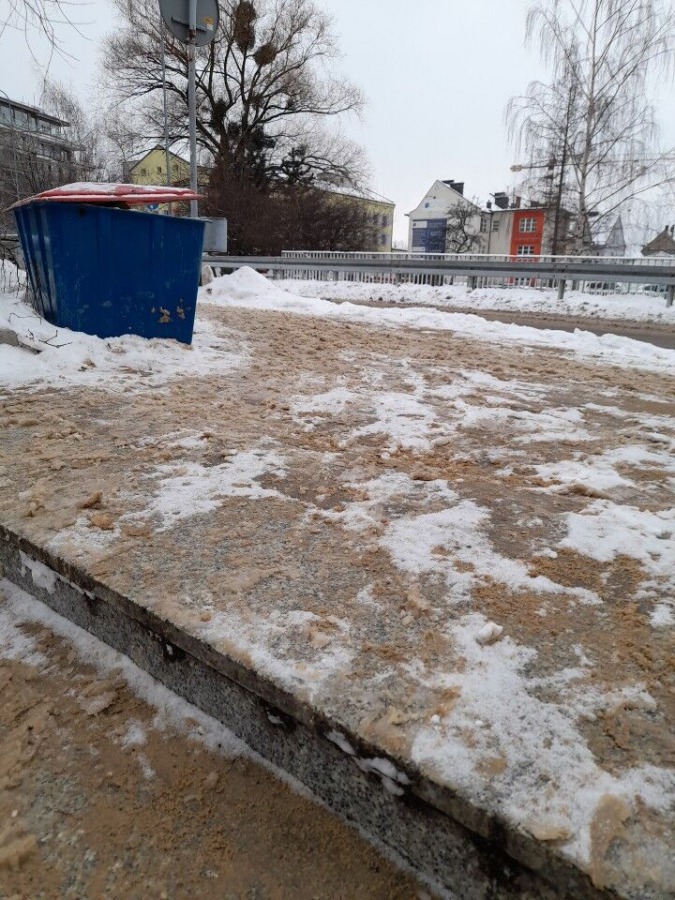 Miasto jak wielka piaskownica. Solna breja zamienia się w słone kałuże ZDJĘCIA