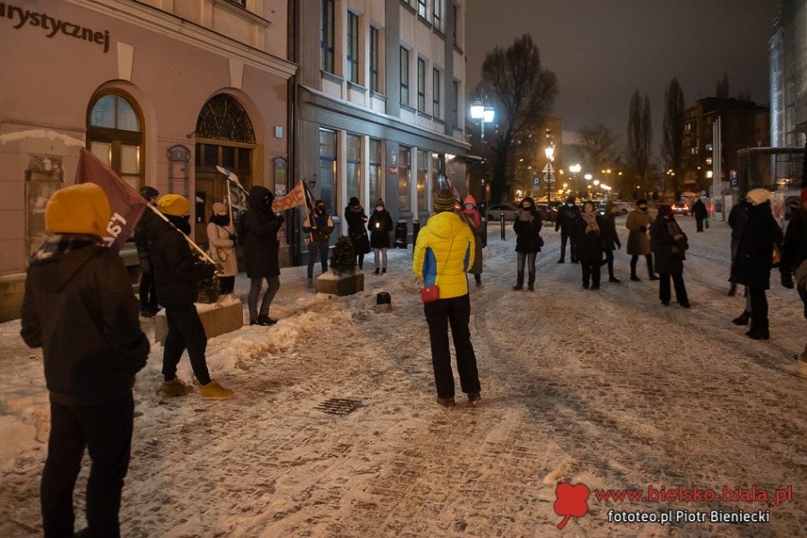 Demonstracja przed ratuszem. Solidarność z niezależnymi mediami ZDJĘCIA