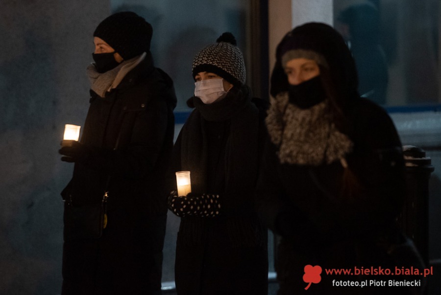 Demonstracja przed ratuszem. Solidarność z niezależnymi mediami ZDJĘCIA