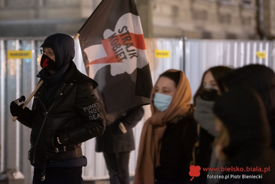 Demonstracja przed ratuszem. Solidarność z niezależnymi mediami ZDJĘCIA