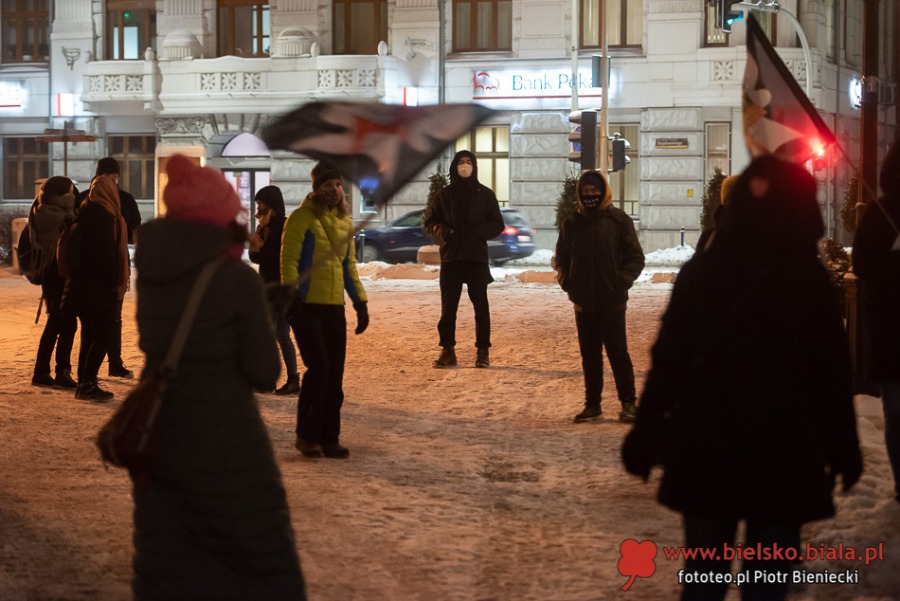 Demonstracja przed ratuszem. Solidarność z niezależnymi mediami ZDJĘCIA