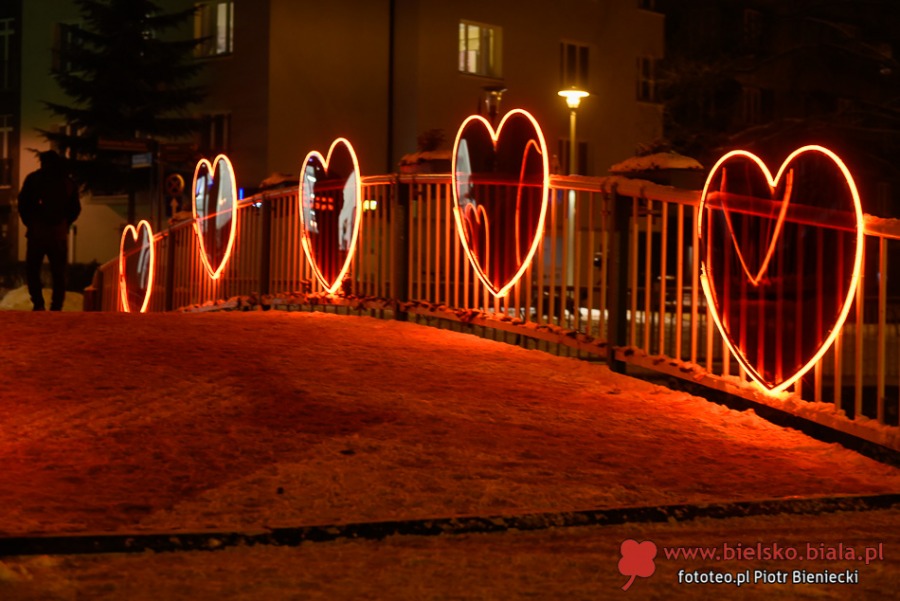 Walentynkowe dekoracje na krzywym mostku. Niezapomniany klimat - foto
