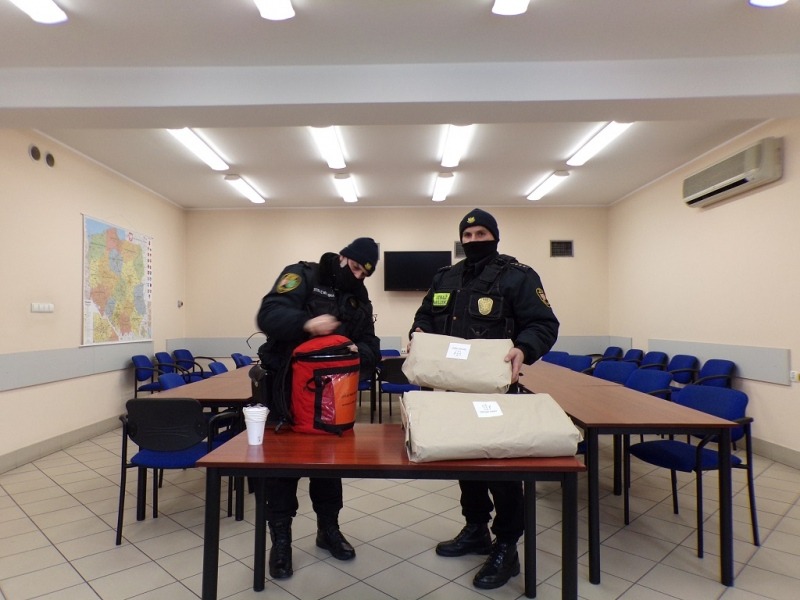 Strażnicy oferowali bezdomnym koce i częstowali herbatą ZDJĘCIA