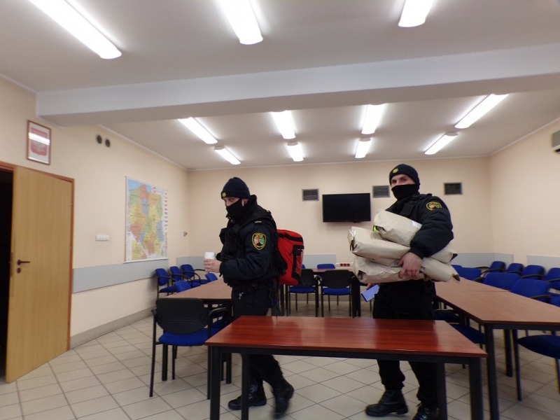 Strażnicy oferowali bezdomnym koce i częstowali herbatą ZDJĘCIA
