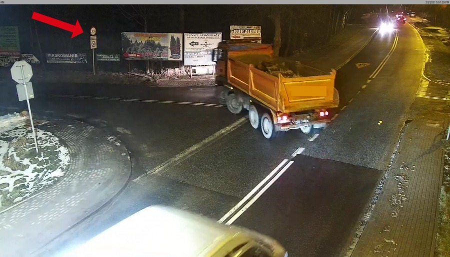Ciężkimi pojazdami niszczyli nawierzchnię ulicy. Obraz z mobilnej kamery - foto