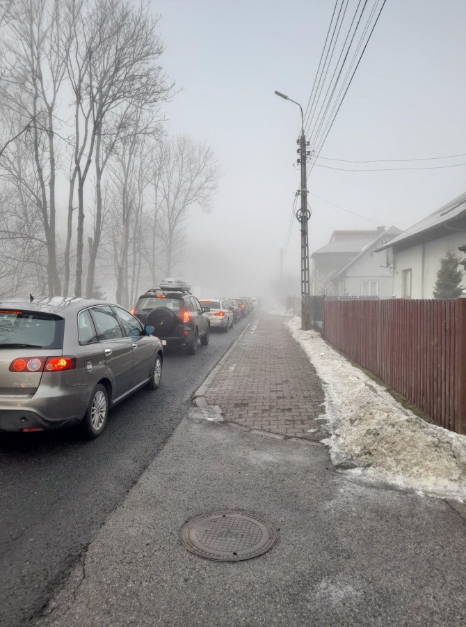 Kolejki odstraszyły narciarzy. Przepiękne Beskidy w promieniach słońca ZDJĘCIA