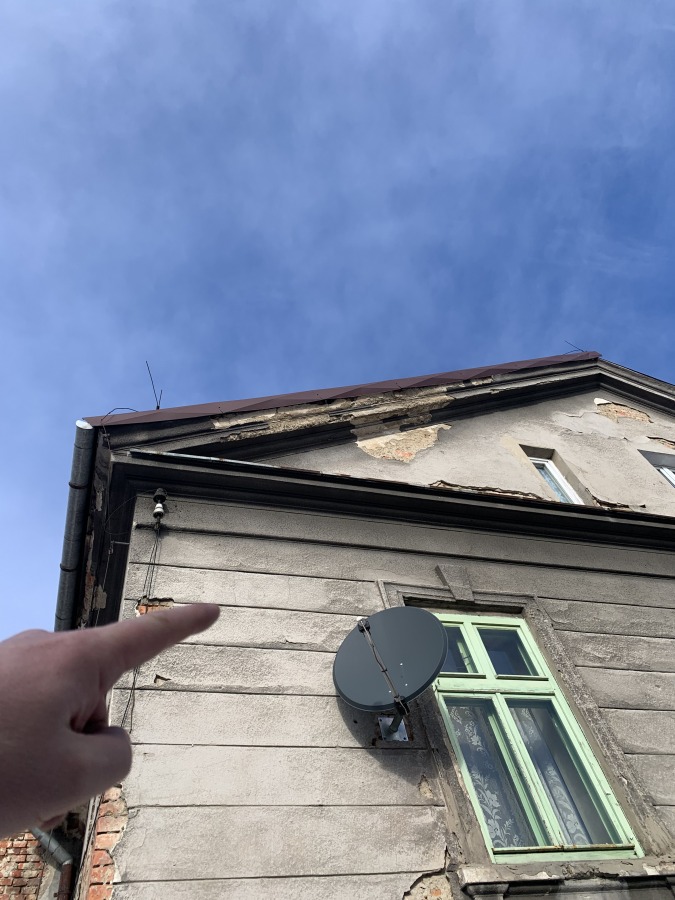 Koszmar przy ul. NMP Królowej Polski. Cegły lecą lokatorom na głowę