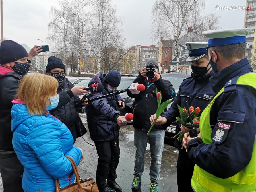 Kabaret na bielskich ulicach. Nietypowy Dzień Kobiet - foto