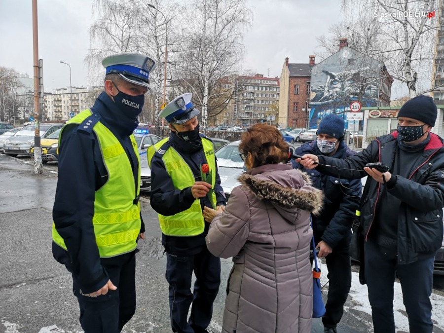 Kabaret na bielskich ulicach. Nietypowy Dzień Kobiet - foto