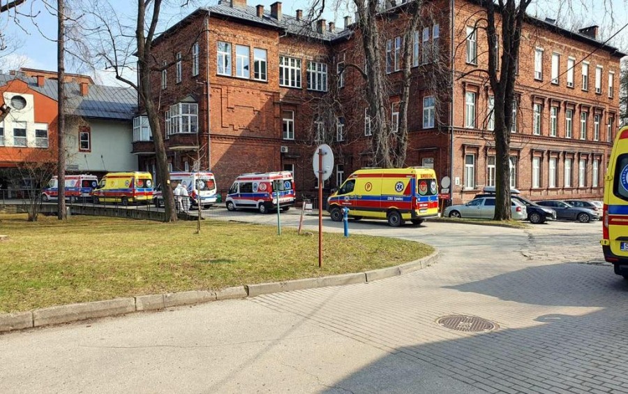 Jedenaście karetek przed szpitalem miejskim. Pacjenci z całego województwa ZDJĘCIA
