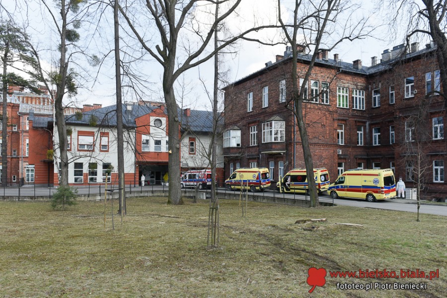 Jedenaście karetek przed szpitalem miejskim. Pacjenci z całego województwa ZDJĘCIA