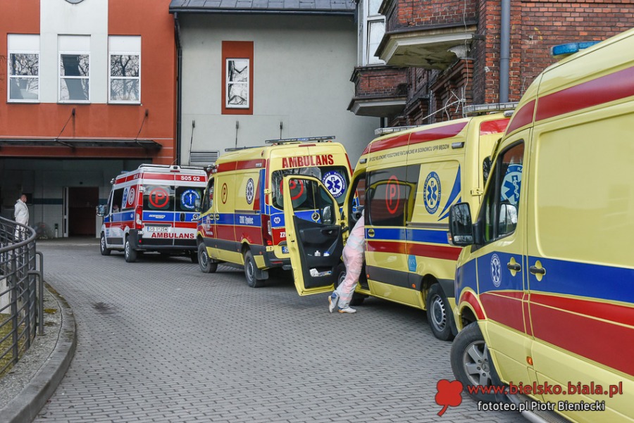 Jedenaście karetek przed szpitalem miejskim. Pacjenci z całego województwa ZDJĘCIA