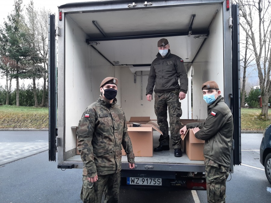 Mobilne śniadanie wielkanocne. Wolontariusze jeżdżą od domu do domu ZDJĘCIA