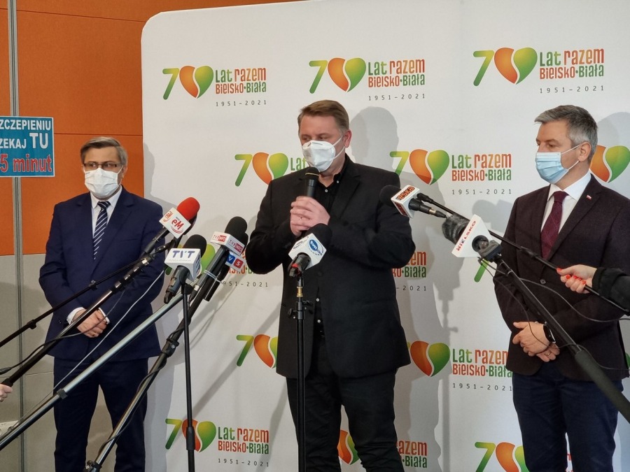 Wojewoda i prezydent w hali pod Dębowcem. Dziś zaszczepią tu 150 osób - foto