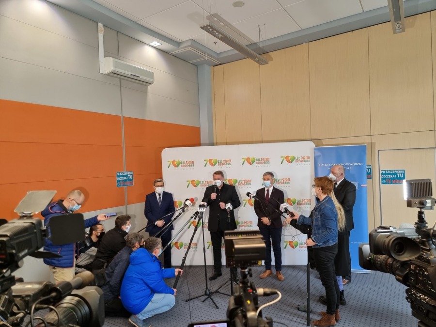 Wojewoda i prezydent w hali pod Dębowcem. Dziś zaszczepią tu 150 osób - foto