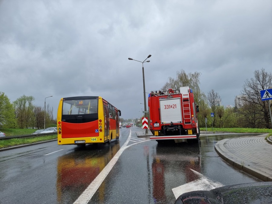 Czołowe zderzenie osobówki z autobusem MZK. Ranna pasażerka - foto