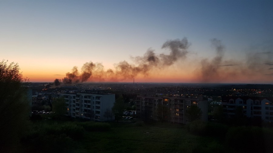 Duży pożar w centrum Bielska-Białej. Płonie magazyn PKP Cargo ZDJĘCIA