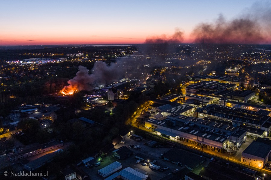 Duży pożar w centrum Bielska-Białej. Płonie magazyn PKP Cargo ZDJĘCIA