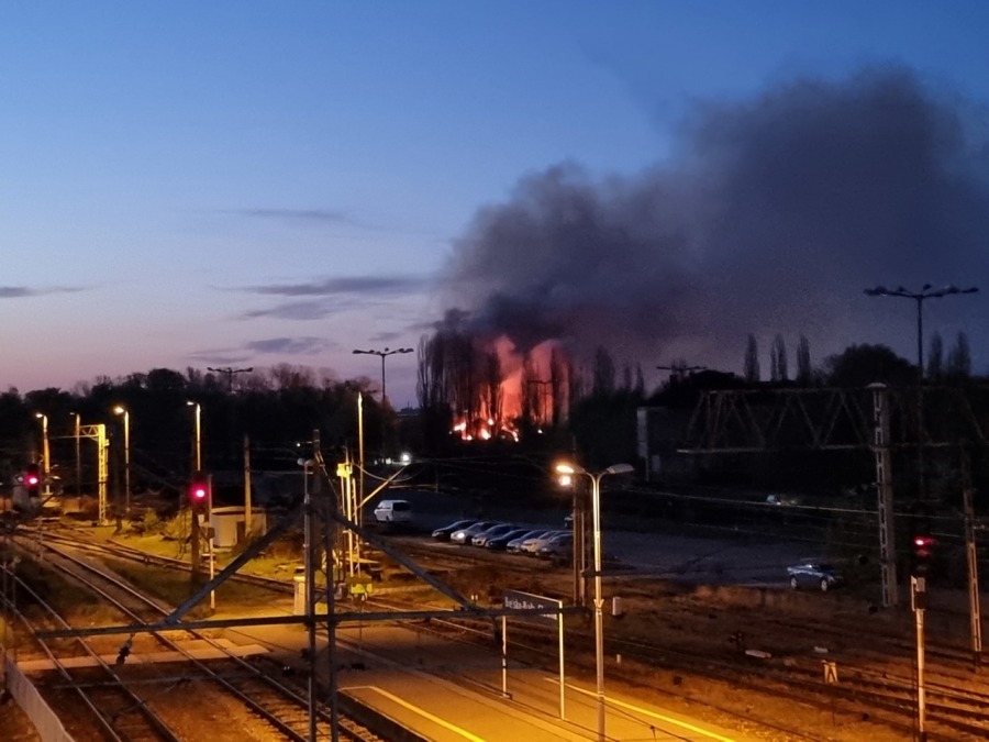 Duży pożar w centrum Bielska-Białej. Płonie magazyn PKP Cargo ZDJĘCIA