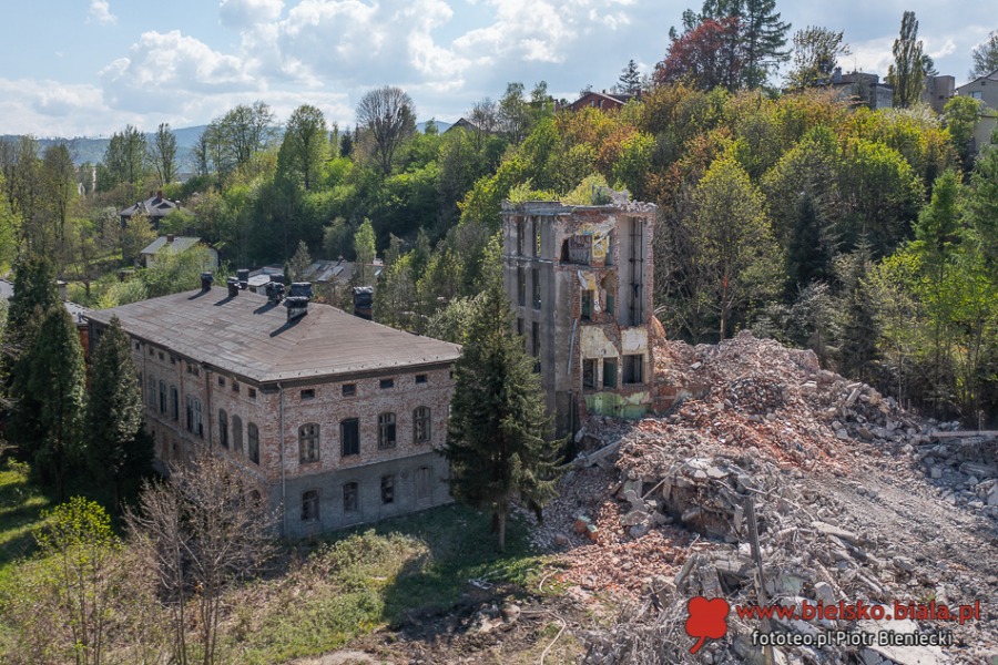 Krajobraz jak po wojnie. Większa część hali leży już w gruzach - foto