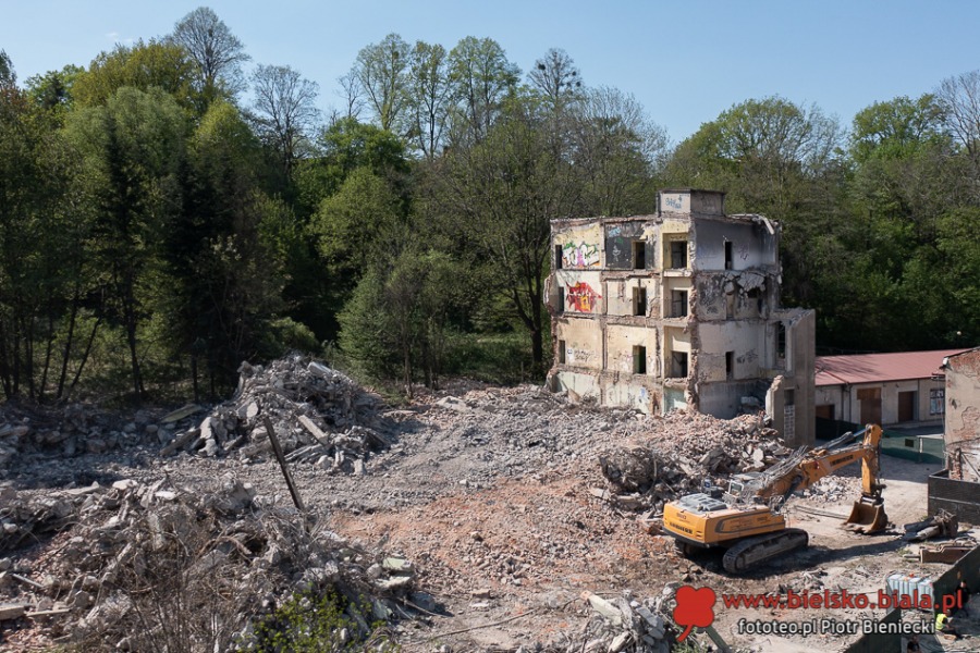 Krajobraz jak po wojnie. Większa część hali leży już w gruzach - foto